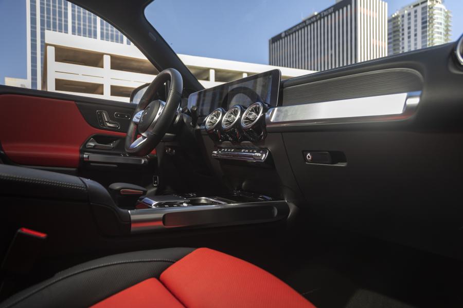 Интерьер Mercedes-Benz GLB250 AMG Line (X247) 2019 года  (NA) (фото 29 из 40)